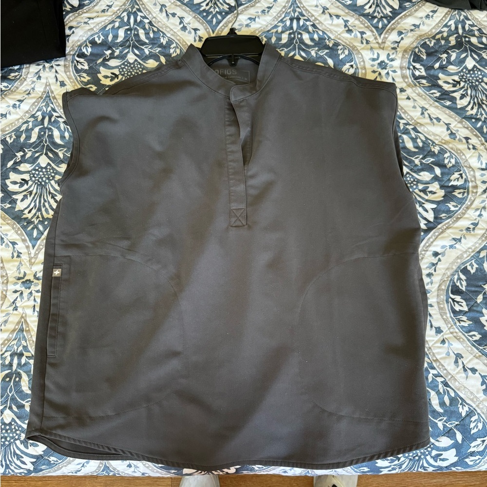 Figs Rafaela Top in Charcoal, Medium.